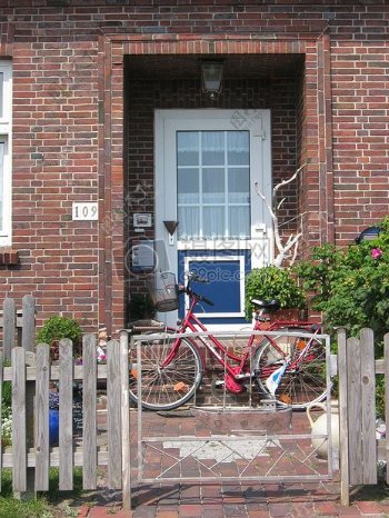 门口的红色自行车