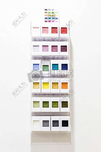 墙白颜色肥皂彩虹货架墙壁白色色彩色调彩虹彩虹肥皂窗帘书架