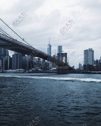 布鲁克林大桥蓝色和白色的照片