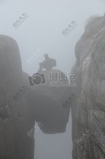 悬崖与石头和男子