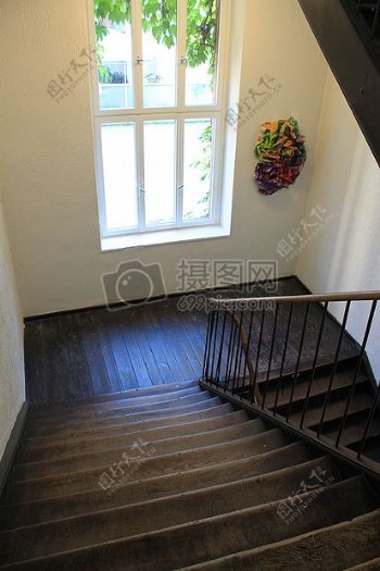门口的楼梯俯视图