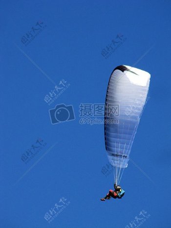 在空中降落的降落伞