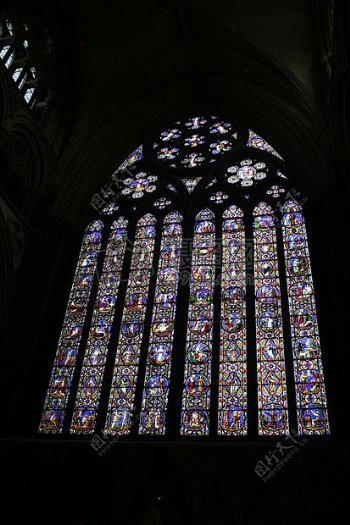 在教堂的彩色玻璃窗