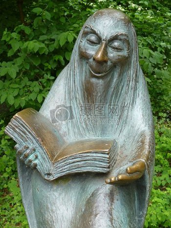 一位老人用书雕塑