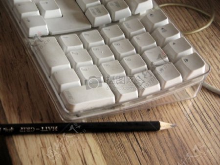 铅笔旁的键盘
