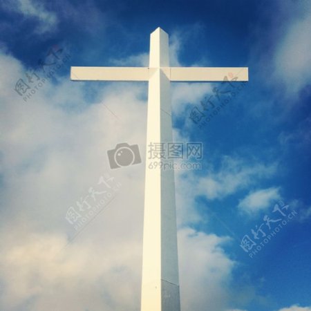 蓝天下的十字架
