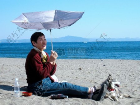 沙滩上打伞的女人