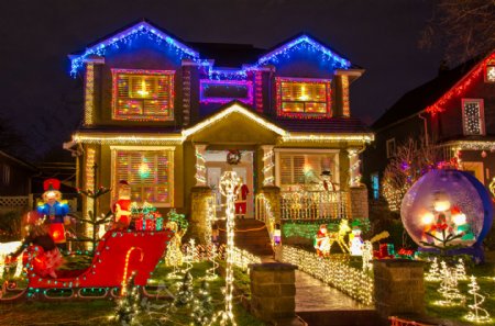 房屋院子圣诞节彩灯装饰图片