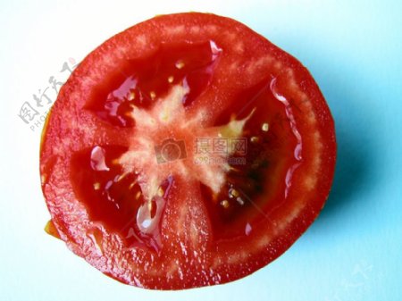 切开的一半番茄