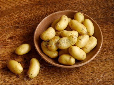 桌面上的土豆