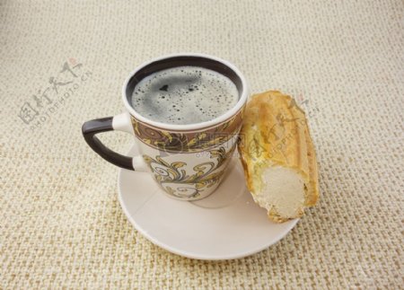 碟子上的咖啡和面包