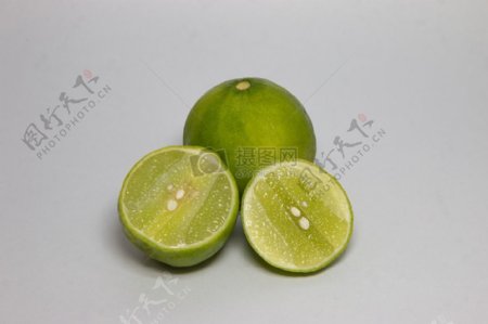 切开的绿色柠檬