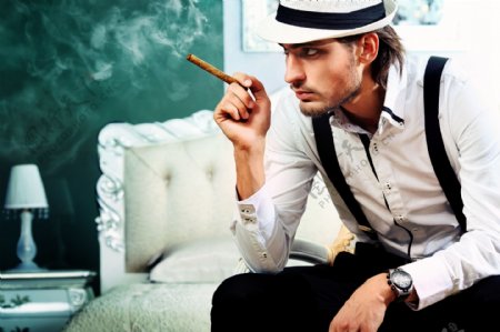 在抽烟的男人图片