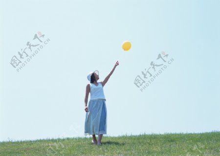 手拿气球的女人图片