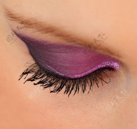 紫色眼睛特写图片