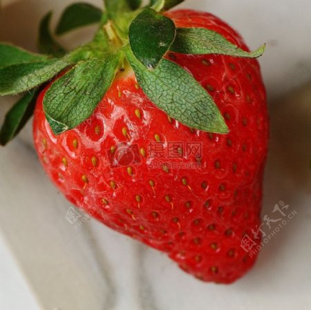 桌角的一个草莓