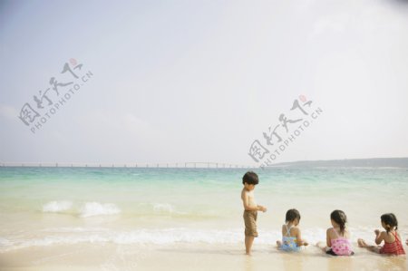 海边玩耍的儿童图片