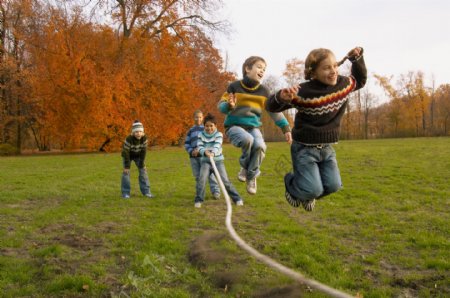 跳大绳的儿童图片