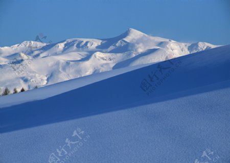 蓝天下白雪覆盖的群山图片