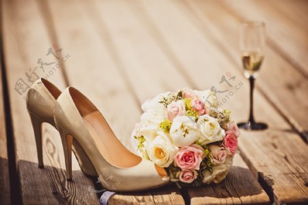 新娘高跟鞋与玫瑰花图片