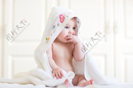 围毛巾的婴儿图片