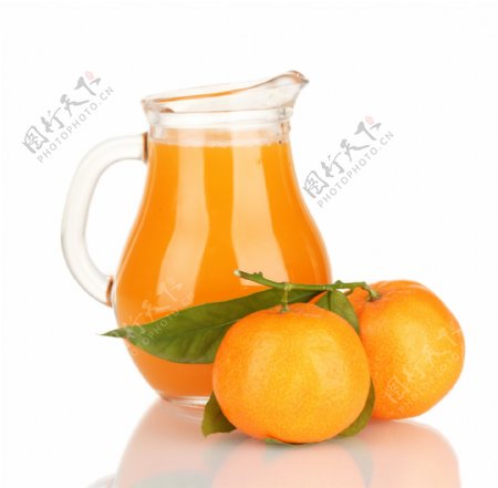 橙汁饮料与橙子图片