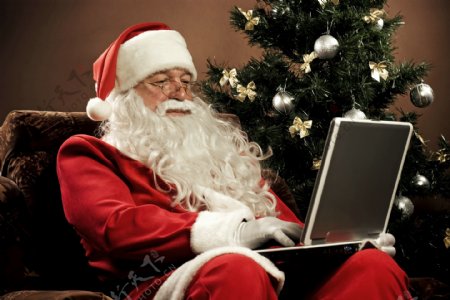 玩电脑的圣诞老人图片
