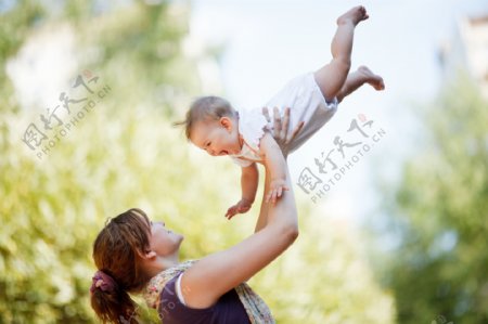 开心玩耍的宝宝与妈妈图片
