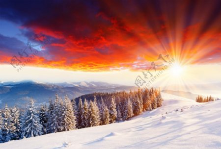 冬天雪山日落风景图片