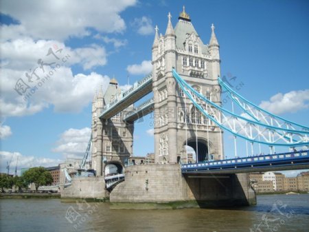 水面上的伦敦塔桥