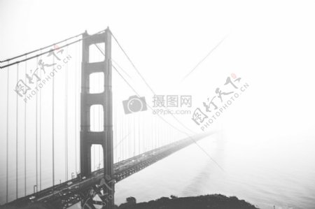 黑色和白色桥雾悬挂桥梁长的桥梁巨大建筑皇室自由图像