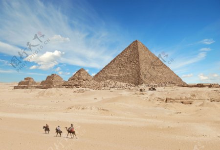 沙漠金字塔摄影图片
