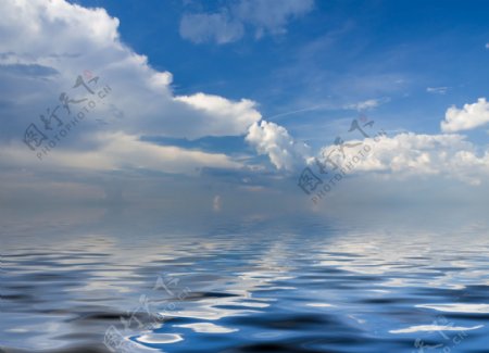 蓝天白云与水面图片