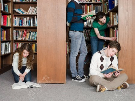 图书馆看书学习的外国学生图片