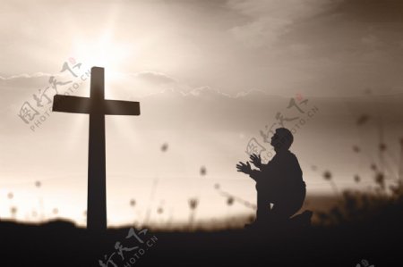 十字架与祷告的人图片