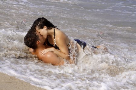 海水里接吻的男女图片