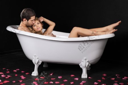洗鸳鸯澡的情侣图片
