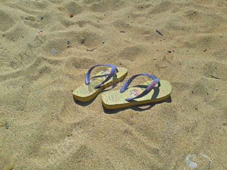 海滩上的拖鞋