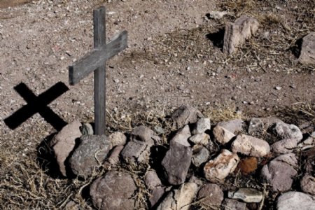坟墓前的十字架