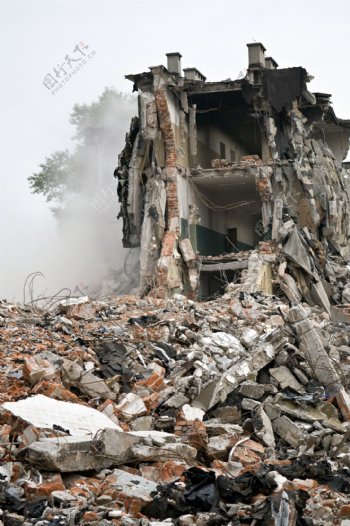 地震灾难后的房子图片