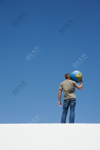 外国男人肩扛地球图片