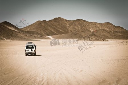在沙漠行驶的汽车