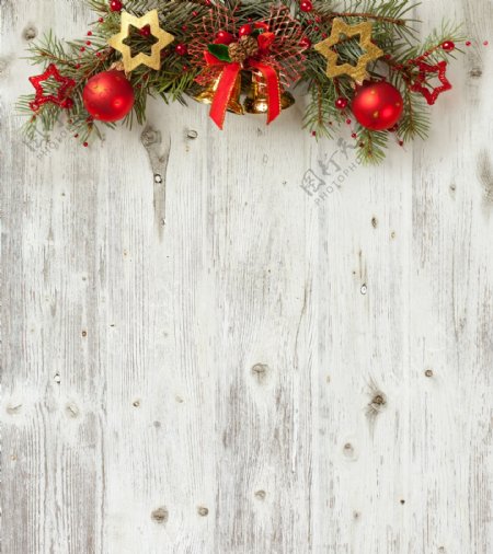 木板上的圣诞树装饰品图片