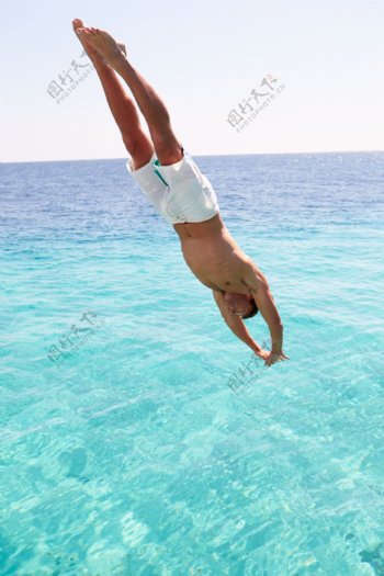 往海里跳的外国男人图片