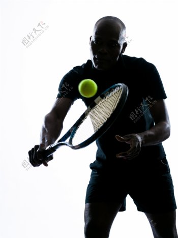 打网球的黑人