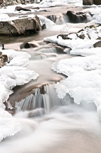 美丽小溪与冰雪图片