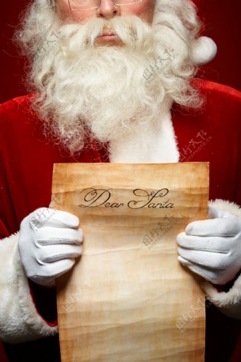 拿着信纸的圣诞老人
