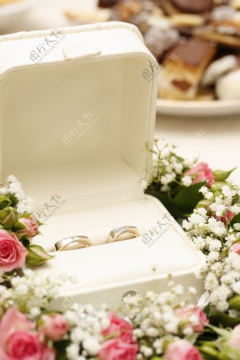 玫瑰花和戒指图片