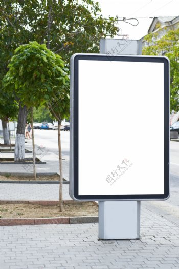 马路边的白色广告牌图片