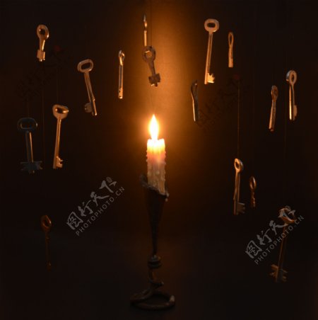 蜡烛与吊着的钥匙